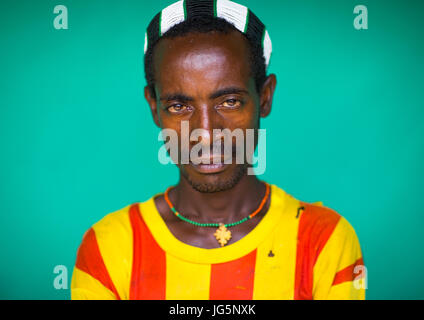 Ritratto di un Hamer tribe uomo che indossa un barcelona football shirt, valle dell'Omo, Dimeka, Etiopia Foto Stock