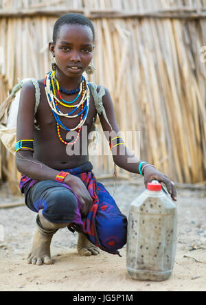 Ritratto di una tribù Erbore girl, valle dell'Omo, murale, Etiopia Foto Stock