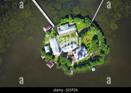 Vista aerea di Ostrovnoy Svyato-Vvedenskiy monastero situato sulla piccola isola sul lago Vvedenskoye in Pokrov, Vladimir oblast, Russia Foto Stock