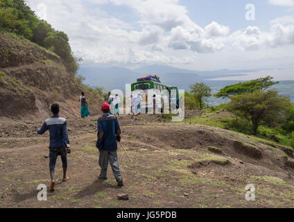 Popolo etiope prendendo un autobus locale sulla strada per Arba Minch, Gamo Gofa Zona, Ganta, Etiopia Foto Stock