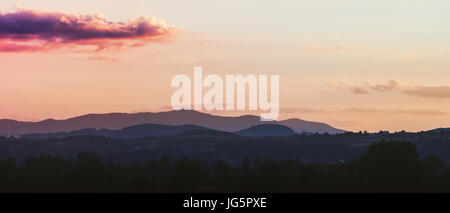 Sunset over Gorce montagne del sud della Polonia, preso da Nowy Sącz Foto Stock