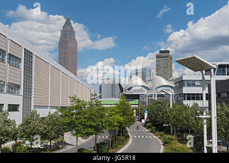 Messeturm Francoforte con le seguenti esposizioni Foto Stock