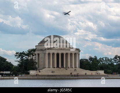 Piano sopra il Thomas Jefferson Memorial in c.c. Foto Stock