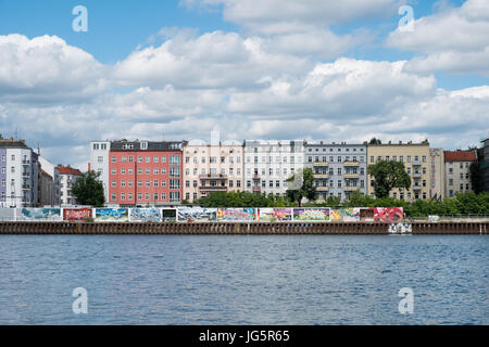 Berlino, Germania - Luglio, 03, 2017: fiume Spree, muro di graffiti e edifici di appartamenti- paesaggio urbano di Berlino , Friedrichshain, Germania Foto Stock