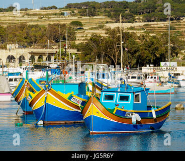 Malta: Colorfull barche da pesca nel porto di Marsaxlokk Foto Stock