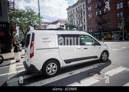 Un Apple mappe crociere auto attraverso il New York quartiere di Chelsea registrare tutto ciò che nella sua scia su Martedì, 27 giugno 2017. Apple è la raccolta dei dati per gli aggiornamenti della sua Apple app Mappe e offusca le targhe e volti a proteggere la tua privacy. (© Richard B. Levine) Foto Stock