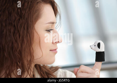 Bella giovane donna con un giocattolo bear indoor. Amore Foto Stock