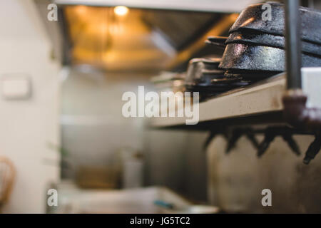 Ghisa pentole sul display in una azienda agricola alla tavola cafe in Pennsylvania. Foto Stock