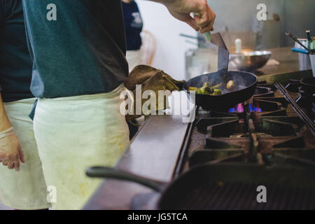 Ghisa pentole sul display in una azienda agricola alla tavola cafe in Pennsylvania. Foto Stock