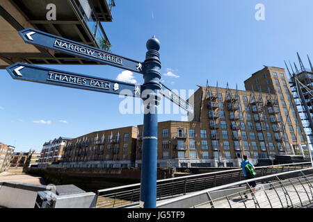 Un ponte pedonale su un ingresso del fiume Tamigi, strada stretta, Limehouse, Tower Hamlets, London, Regno Unito Foto Stock