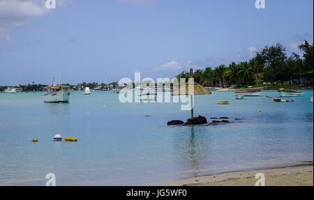 Grand Baie, Mauritius - Jan 11, 2017. Barche in mare in Grand Baie, Mauritius. Mauritius è un'isola-nazione circa duemila chilometri southeas Foto Stock