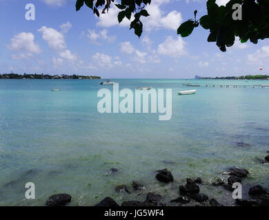 Le imbarcazioni turistiche sul mare a Maurizio. Mauritius è un'isola-nazione circa duemila chilometri al largo della costa sud-orientale del continente africano. Foto Stock