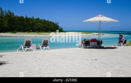 Flacq, Mauritius - Jan 12, 2017. Seascape dell'Ile aux Cerfs isola nel quartiere Flacq, Mauritius. L'isola è uno dei luoghi da visitare e s Foto Stock