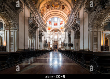 Visitando la Cattedrale di Salisburgo in Austria Foto Stock