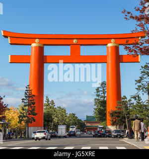 Imponente Torii Gate nella parte anteriore di Heian Jingu a Kyoto, Giappone Foto Stock