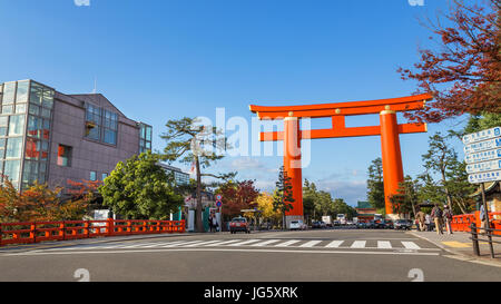 Imponente Torii Gate nella parte anteriore di Heian Jingu a Kyoto, Giappone Foto Stock