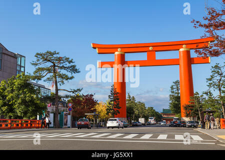 Imponente Torii Gate nella parte anteriore di Heian Jingu a Kyoto, Giappone Foto Stock