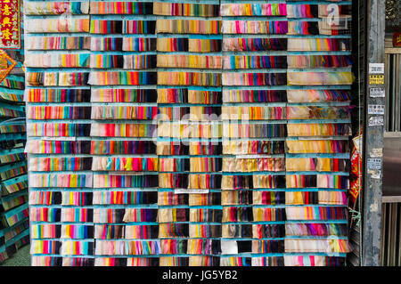 Scelta del tessuto dei campioni a un negozio nel quartiere di indumento di hong kong (sham shui po), Cina Foto Stock