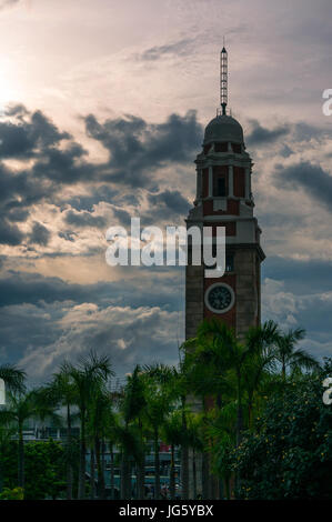 Torre dell Orologio in Tsim Sha Tsui Hong Kong, avvicinando il tramonto Foto Stock