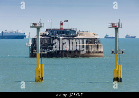 I marcatori di navigazione nella parte anteriore del Spitbank Fort nel Solent off Portsmouth Porto. Il Victorian difese sono state costruite da Lord Palmerston fare difendere th Foto Stock