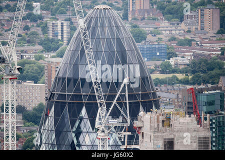 Vista generale dei lavori di costruzione attorno a 30 St Mary Axe edificio, noto anche come il Gherkin, dalla vista da Shard, London il più alto della piattaforma di visualizzazione nella parte superiore della Shard, che è l'Europa occidentale l'edificio più alto. Foto Stock