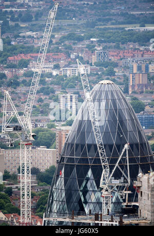 Vista generale dei lavori di costruzione attorno a 30 St Mary Axe edificio, noto anche come il Gherkin, dalla vista da Shard, London il più alto della piattaforma di visualizzazione nella parte superiore della Shard, che è l'Europa occidentale l'edificio più alto. Foto Stock