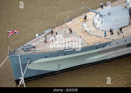 Vista generale dei visitatori a bordo HMS Belfast sul Fiume Tamigi, dalla vista da Shard, London il più alto della piattaforma di visualizzazione nella parte superiore della Shard, che è l'Europa occidentale l'edificio più alto. Foto Stock