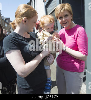 Del primo ministro di Scozia sul sentiero di campagna con Mhairi Nero soddisfano gli attivisti locali su un high street a piedi intorno a. Dotato di: Nicola Storione dove: Paisley, Regno Unito quando: 2 Giu 2017 Credit: Euan ciliegio/WENN.com Foto Stock