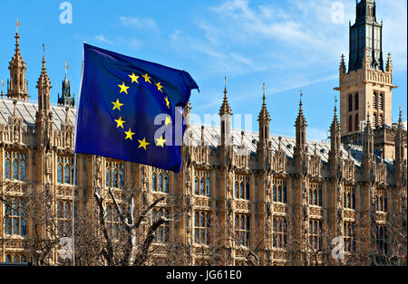 Una bandiera dell'Unione europea di fronte al Palazzo di Westminster, Regno Unito del palazzo del parlamento Foto Stock