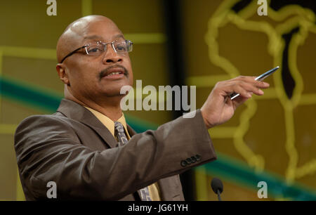 La NASA Senior Public Affairs Officer Dwayne Brown parla durante un eclisse solare totale briefing presso il Newseum Giugno 21, 2017 a Washington, DC. (Foto di Bill Ingalls via Planetpix) Foto Stock