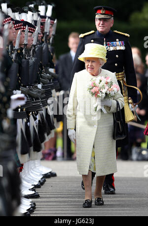 Queen Elizabeth II ispeziona i membri della società Balaklava (5 SCOTS) durante la cerimonia delle chiavi presso il Palazzo di Holyroodhouse di Edimburgo. Foto Stock