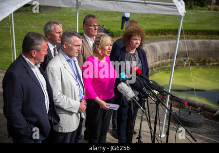 Sinn Fein's Irlanda del Nord leader Michelle O'Neill (centro) parlando ai media accompagnata da colleghi di partito a Stormont Castle, Belfast, come colloqui volti a ripristinare powersharing in Irlanda del Nord continua. Foto Stock