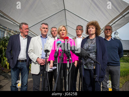 Sinn Fein's Irlanda del Nord leader Michelle O'Neill (centro) parlando ai media accompagnata da colleghi di partito (da sinistra a destra) Conor Murphy, Declan Kearney, Mairtin O Muilleoir, Gerry Kelly, Caral Ni Chuilin e Pat Sheehan a Stormont Castle, Belfast, come colloqui volti a ripristinare powersharing in Irlanda del Nord continua. Foto Stock