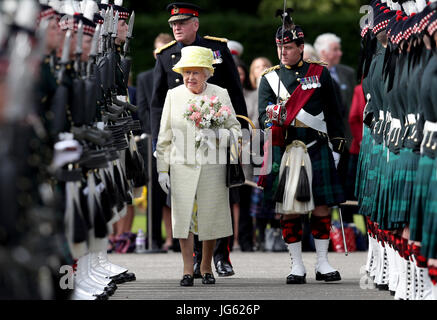 Queen Elizabeth II ispeziona i membri della società Balaklava (5 SCOTS) durante la cerimonia delle chiavi presso il Palazzo di Holyroodhouse di Edimburgo. Foto Stock