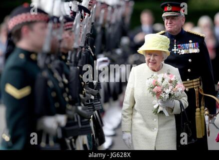 Queen Elizabeth II ispeziona i membri della società Balaklava (5 SCOTS) durante la cerimonia delle chiavi presso il Palazzo di Holyroodhouse di Edimburgo. Foto Stock