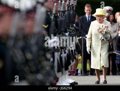 Queen Elizabeth II ispeziona i membri della società Balaklava (5 SCOTS) durante la cerimonia delle chiavi presso il Palazzo di Holyroodhouse di Edimburgo. Foto Stock