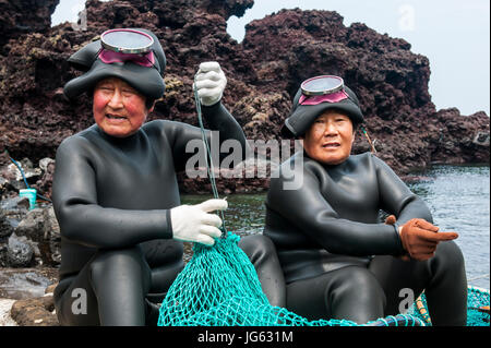 Haenyeo, il famoso sub femmina sul patrimonio mondiale dell'Unesco la isola di Jejudo, Corea del Sud Foto Stock