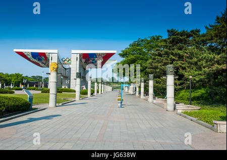 Enorme cancello al Parco Olimpico, Seoul, Corea del Sud Foto Stock