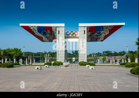 Enorme cancello al Parco Olimpico, Seoul, Corea del Sud Foto Stock