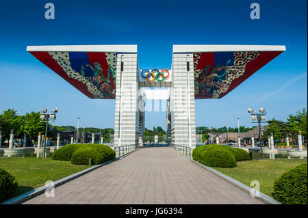 Enorme cancello al Parco Olimpico, Seoul, Corea del Sud Foto Stock