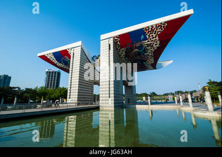 Enorme cancello al Parco Olimpico, Seoul, Corea del Sud Foto Stock