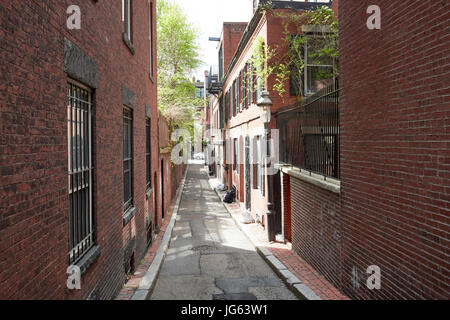 Cedro stretta strada corsia Corsia privata nel centro storico di Beacon Hill Boston STATI UNITI D'AMERICA Foto Stock