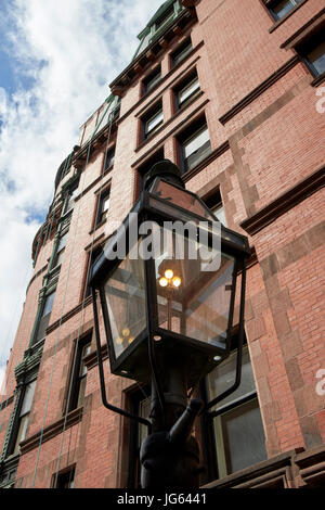 Giorno gas illuminato illuminazione stradale in gioia street beacon hill Boston STATI UNITI D'AMERICA Foto Stock