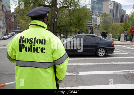 Boston funzionario di polizia dirigere traffico a crosswalk USA Foto Stock