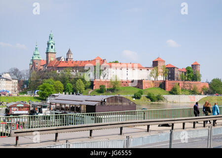 Vista del castello di Wawel con ristoranti barche ormeggiate sul fiume Wista in Riverside park Foto Stock