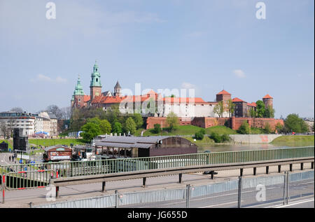 Vista del castello di Wawel con ristoranti barche ormeggiate sul fiume Wista in Riverside park Foto Stock