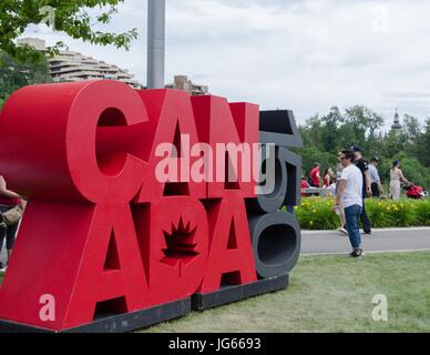 Un 3D Canada 150 segno sulla Riverwalk Park durante il Canada alle celebrazioni del Giorno a Calgary, Alberta Foto Stock