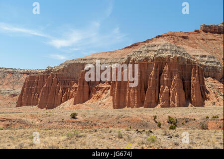 Interessante Entrada alette di arenaria e pilastri sul lato sud della Valle della Cattedrale, a Capitol Reef National Park nello Utah Foto Stock