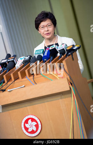 HONG KONG, CINA - 3 Luglio 2017: Hong Kong's Chief Executive Carrie Lam arriva a lavorare per la sua prima ufficiale il giorno seguente il suo essere giurato in off Foto Stock