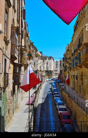 Vicolo nel centro storico di La Valletta a Malta Foto Stock